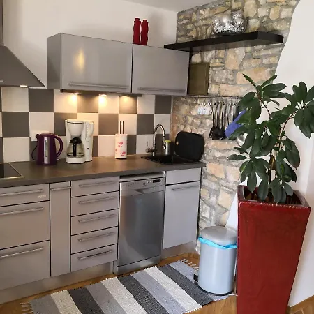 Stella - Parking ピラン